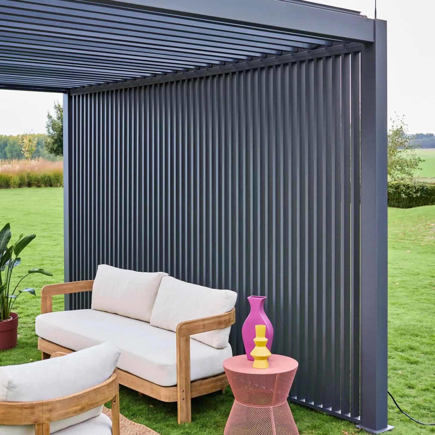 Pérgola bioclimática de aluminio 3x4m + 3 persianas verticales 1.3m