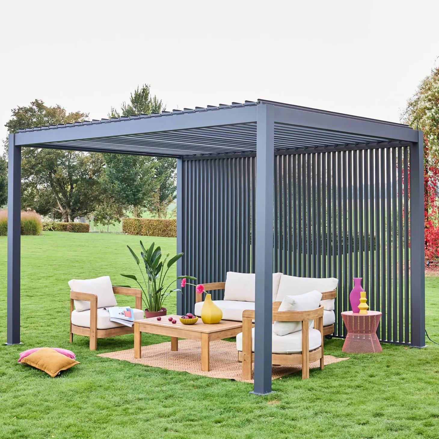 Pérgola bioclimática de aluminio 3x4m + 3 persianas verticales 1.3m