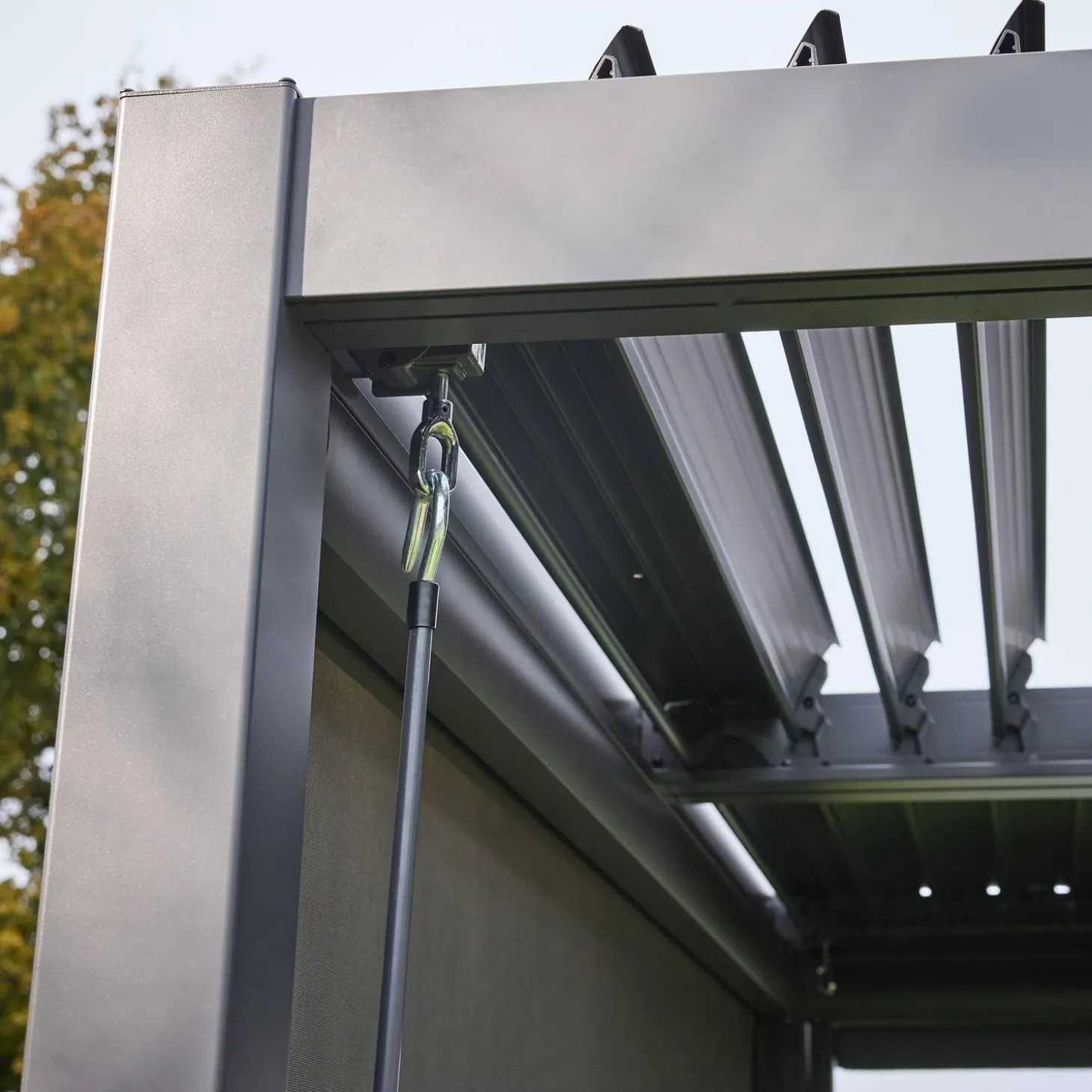 Pérgola bioclimática 3x4m de aluminio y acero con lamas orientables
