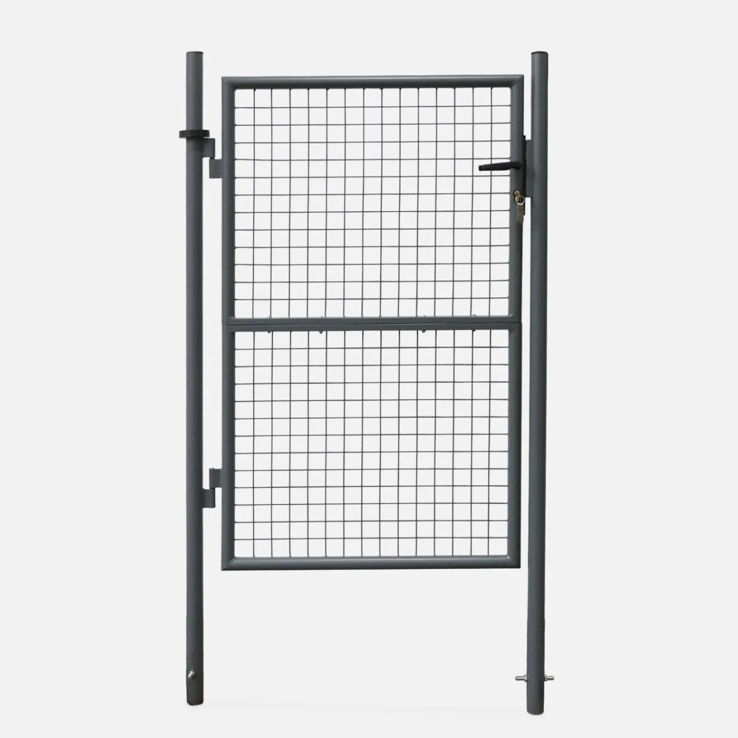 Puerta de jardín de metal con cerradura