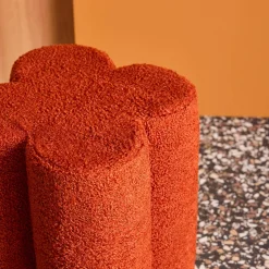Puff en forma de trébol con tapizado de borreguito