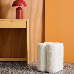 Puff en forma de trébol con tapizado de borreguito