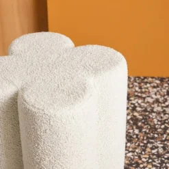 Puff en forma de trébol con tapizado de borreguito