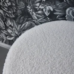 Puff estilo escandinavo de rizos blancos
