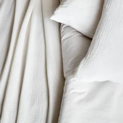 Ropa de cama de gasa y algodón blanco