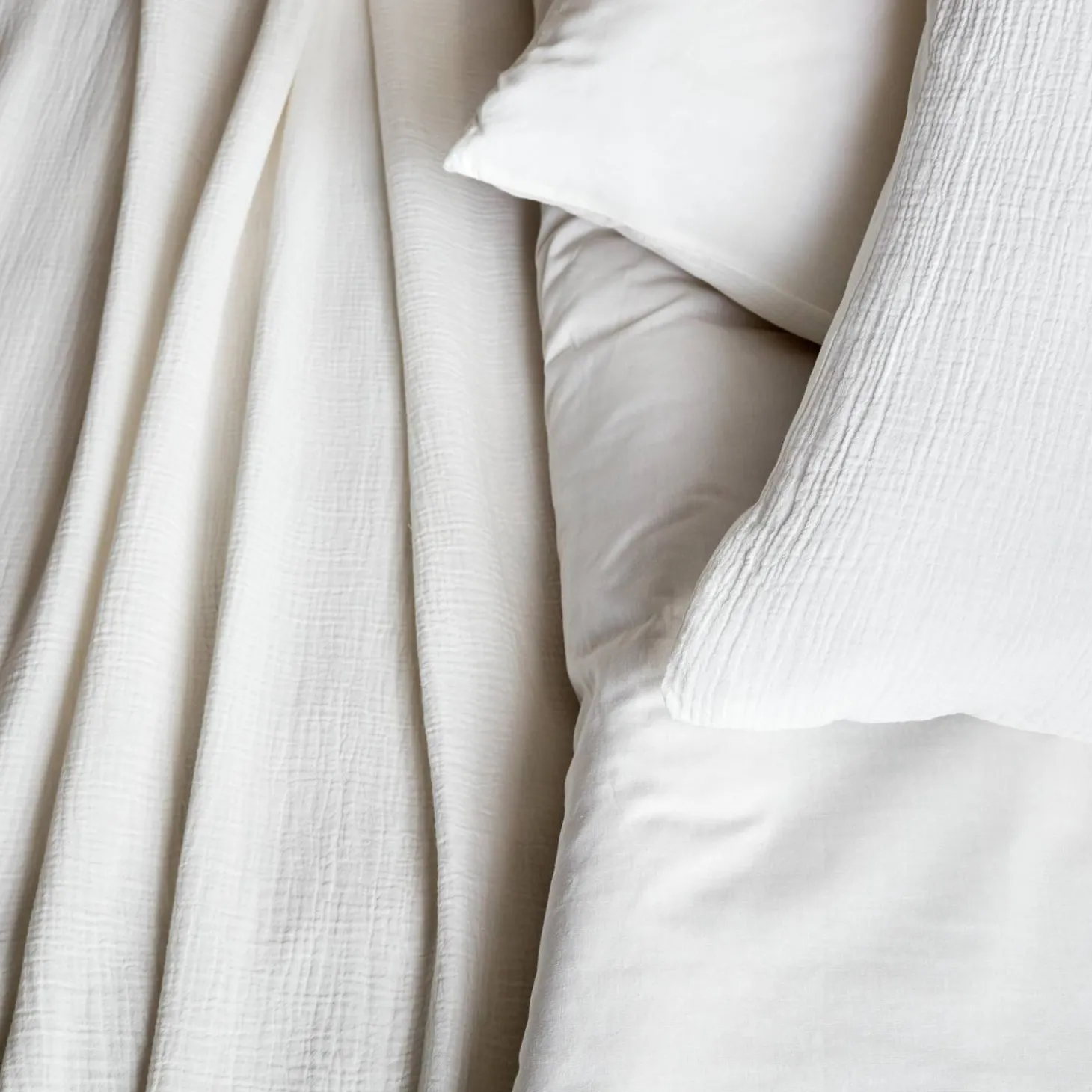Ropa de cama de gasa y algodón blanco