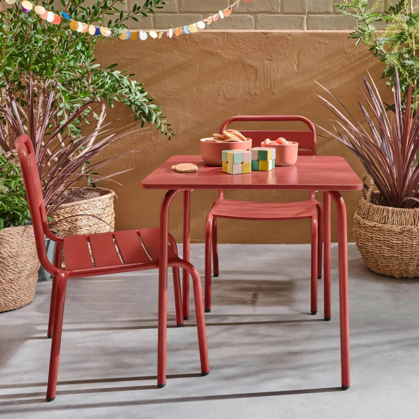 Set infantil de mesa y silla de metal con 2 sillas