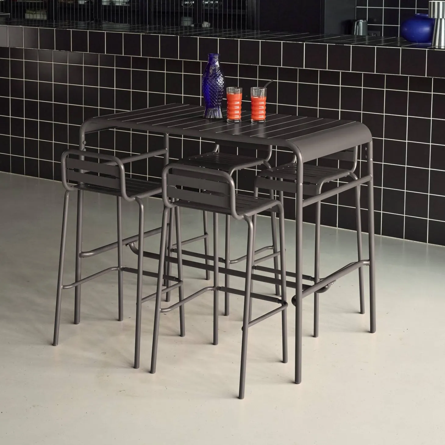 Set mesa alta de jardín tipo bistró de acero con 4 sillas altas de acero, 120cm