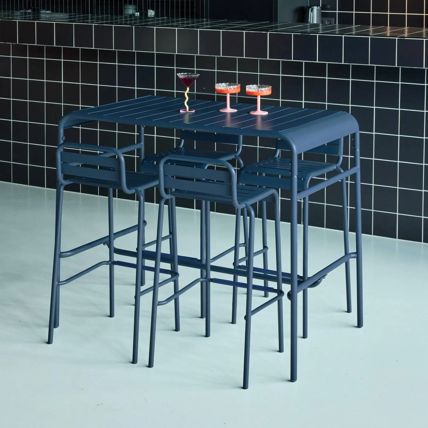 Set mesa alta de jardín tipo bistró de acero con 4 sillas altas de acero, 120cm