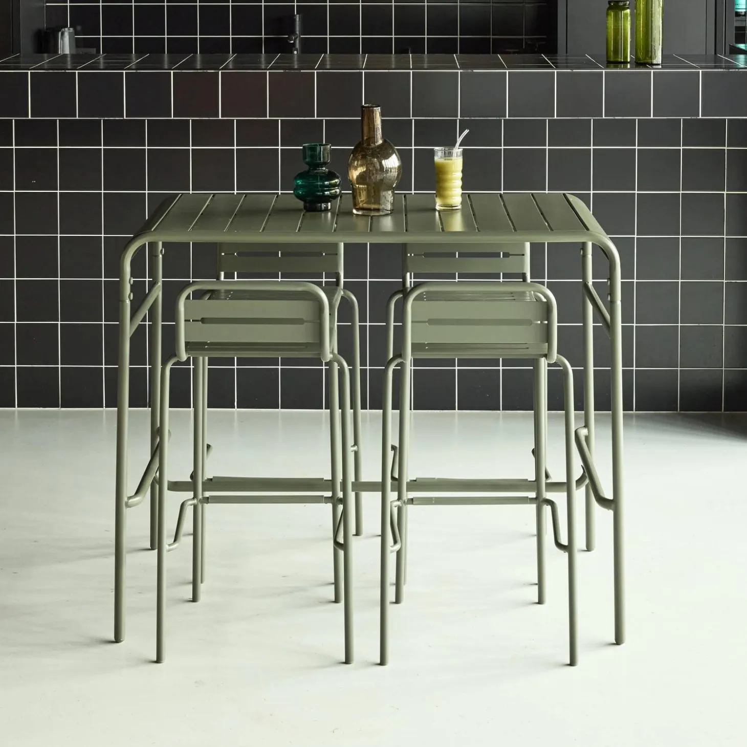 Set mesa alta de jardín tipo bistró de acero con 4 sillas altas de acero, 120cm