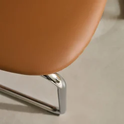 Silla cantilever redondeada de metal, polipiel y patas cromadas, set de 2