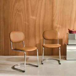 Silla cantilever redondeada de metal, polipiel y patas cromadas, set de 2