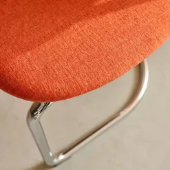 Silla cantilever redondeada de metal, tela chenille y patas cromadas ,set de 2