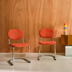 Silla cantilever redondeada de metal, tela chenille y patas cromadas ,set de 2
