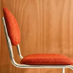 Silla cantilever redondeada de metal, tela chenille y patas cromadas ,set de 2