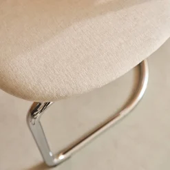 Silla cantilever redondeada de metal, tela chenille y patas cromadas ,set de 2