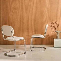 Silla cantilever redondeada de metal, tela chenille y patas cromadas ,set de 2