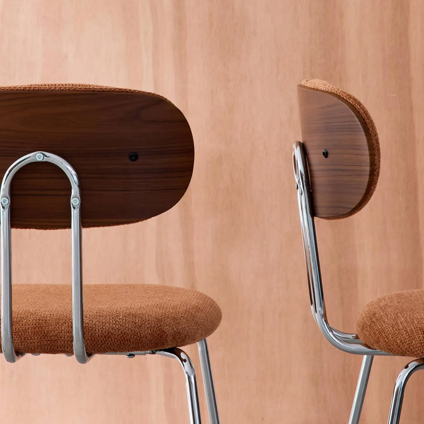 Silla de madera curvada teñida de nogal y tejido repelente al agua , set de 2