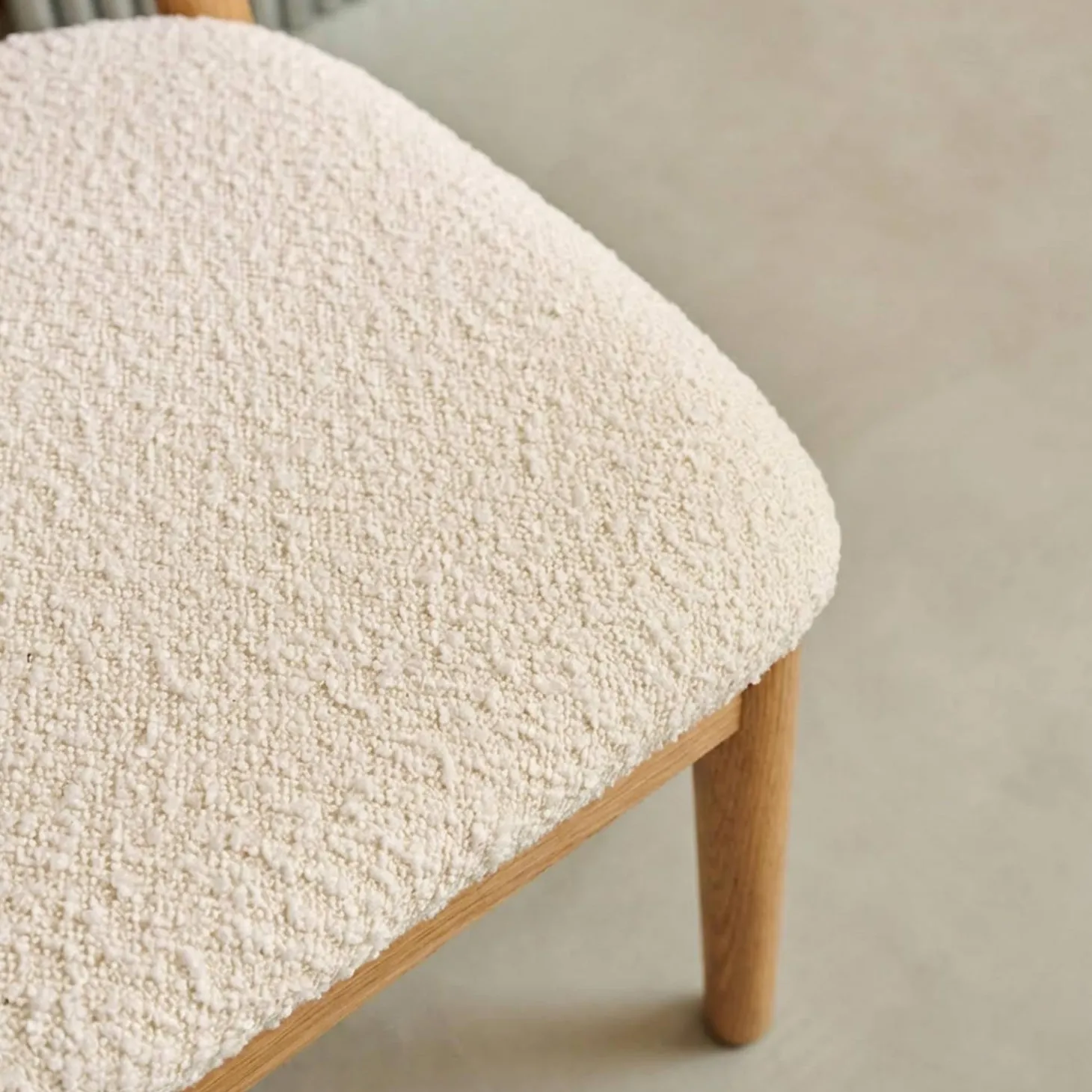 Silla de madera de hevea y tejido borreguito, set de 2