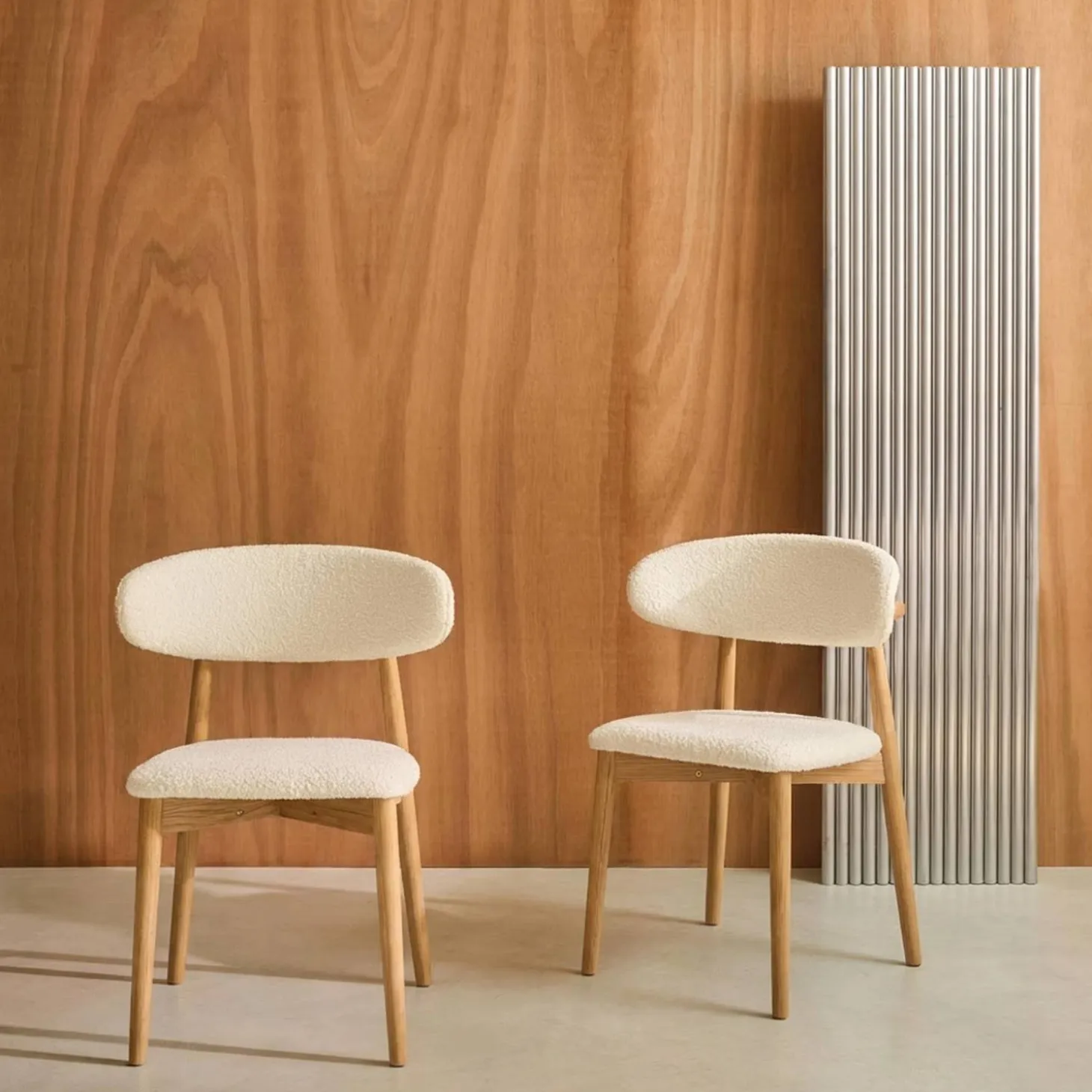 Silla de madera de hevea y tejido borreguito, set de 2