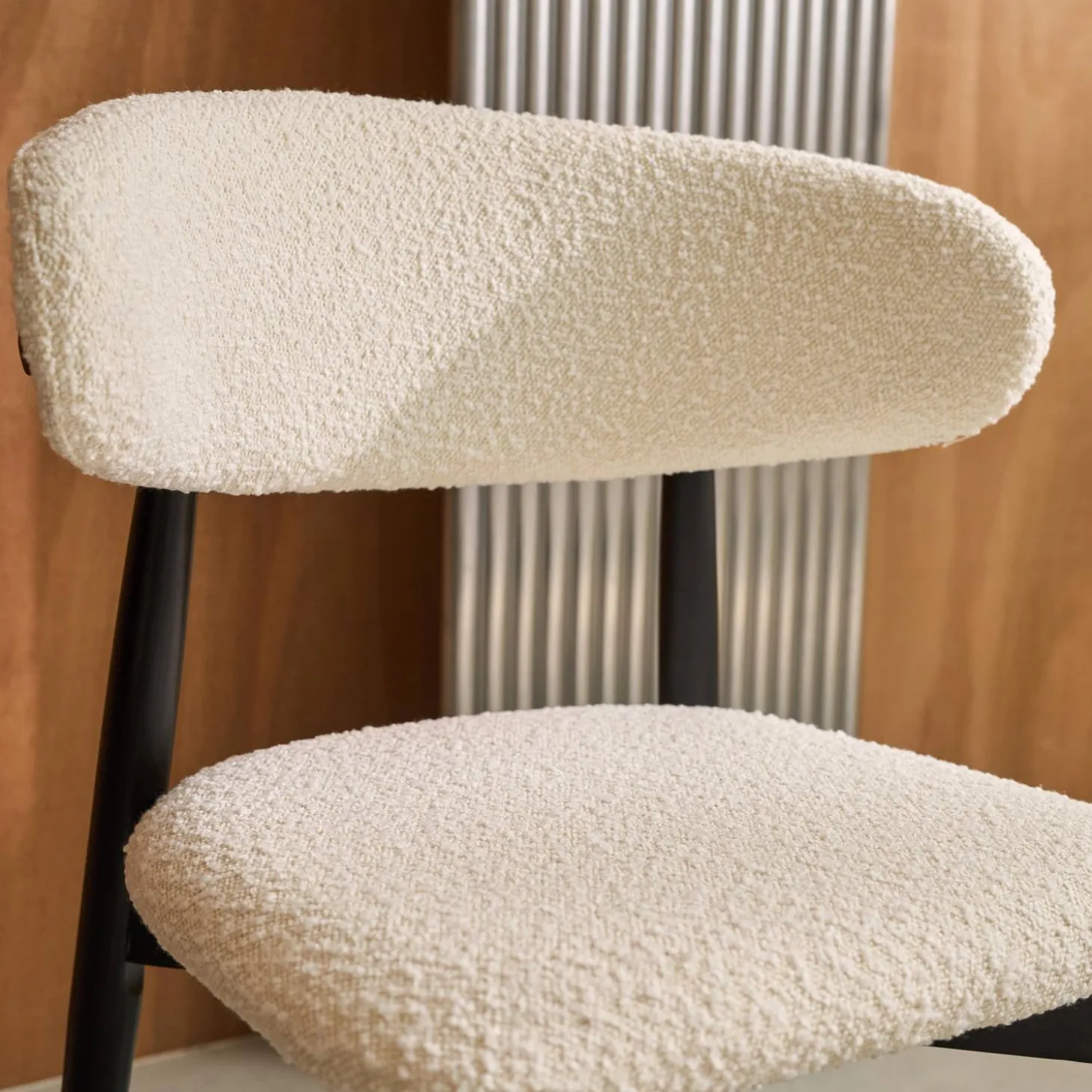 Silla de madera de hevea y tejido borreguito, set de 2
