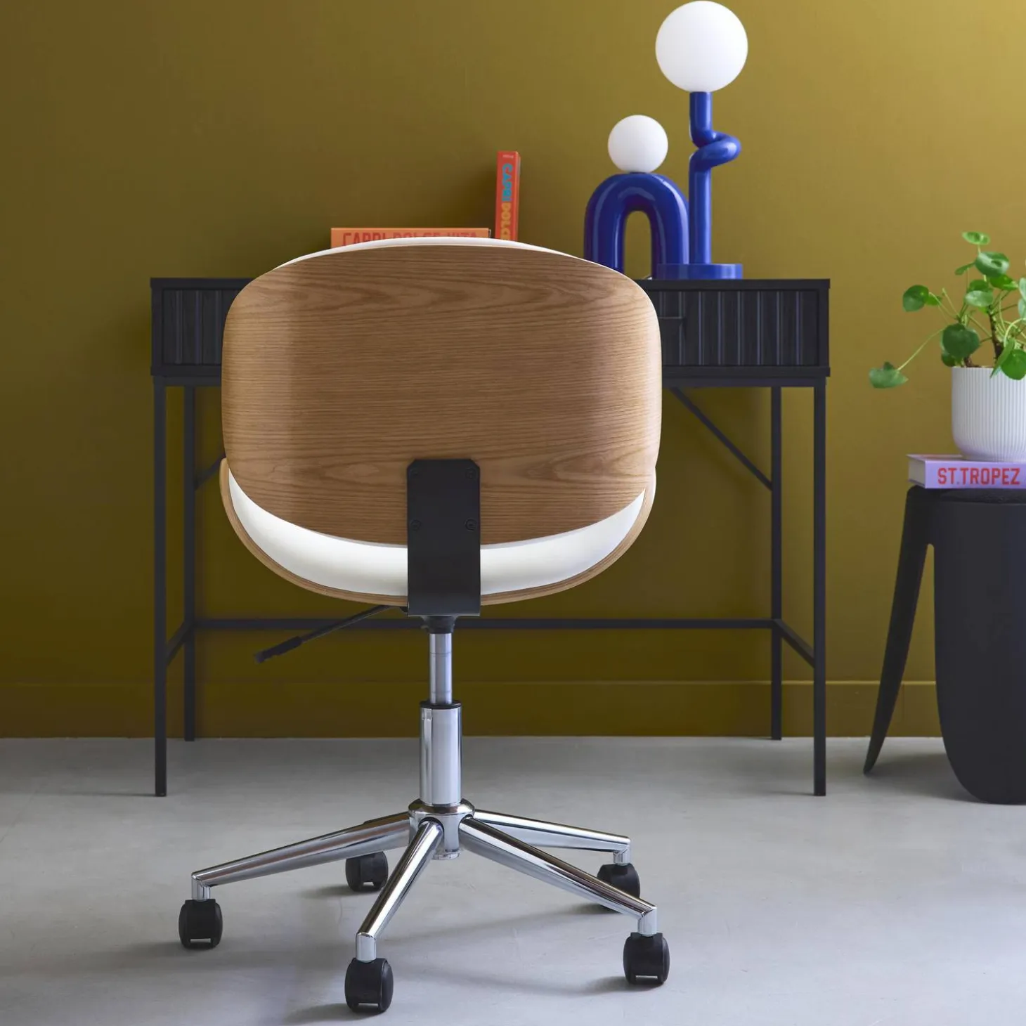 Silla de oficina con ruedas, madera curvada y acabado en polipiel