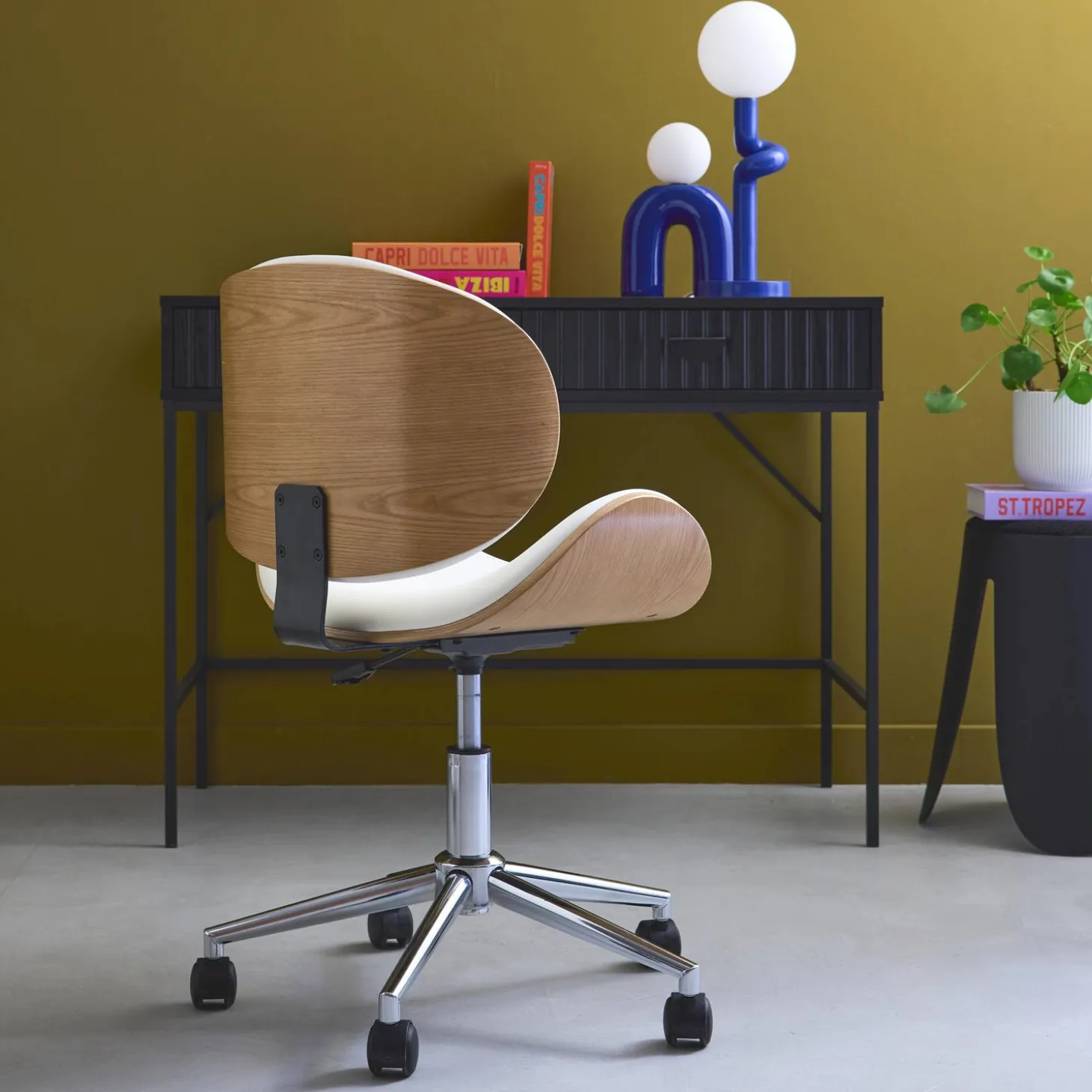 Silla de oficina con ruedas, madera curvada y acabado en polipiel