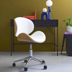 Silla de oficina con ruedas, madera curvada y acabado en polipiel