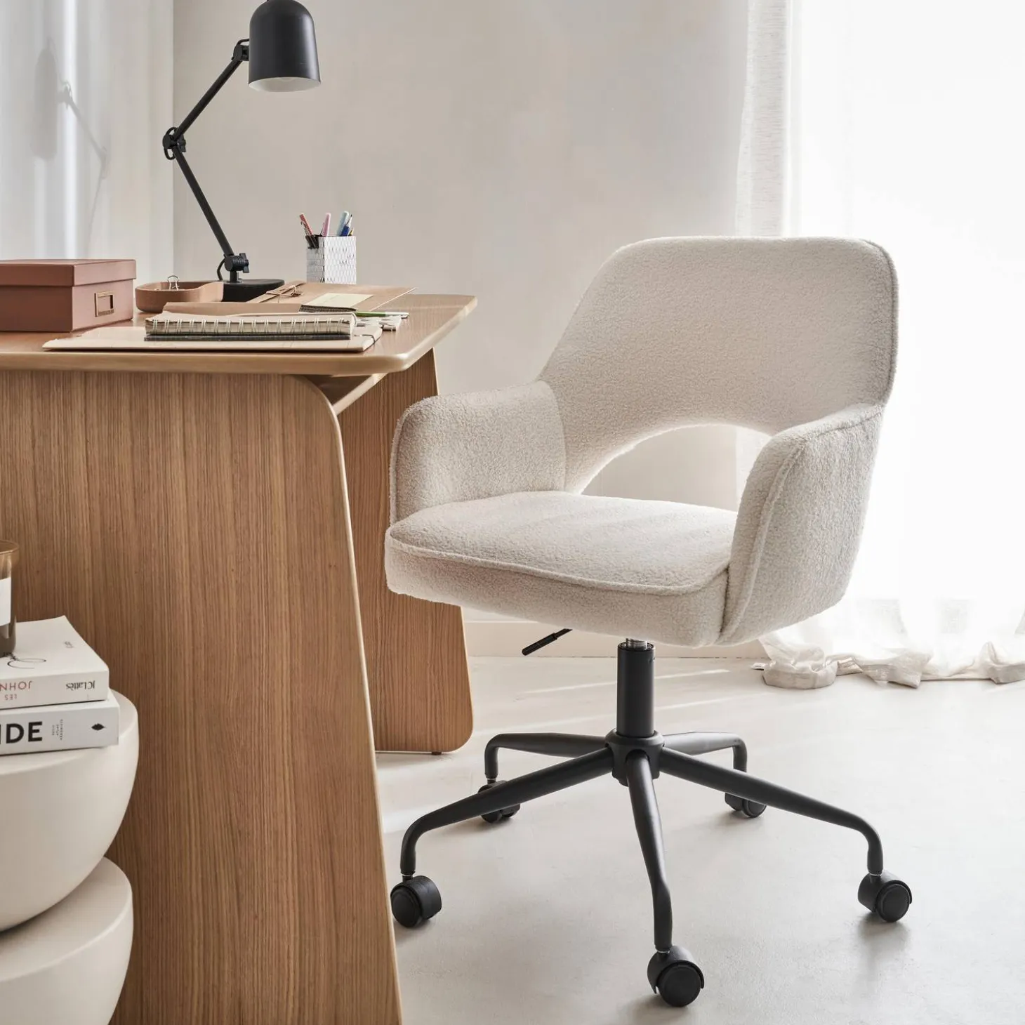 Silla de oficina con ruedas en borreguito y base negra