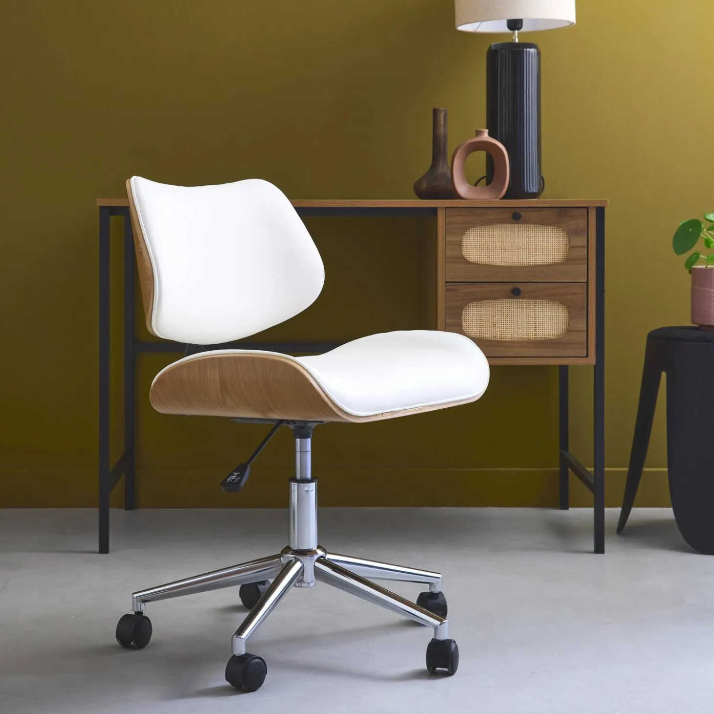 Silla de oficina con ruedas, madera curvada y acabado en polipiel