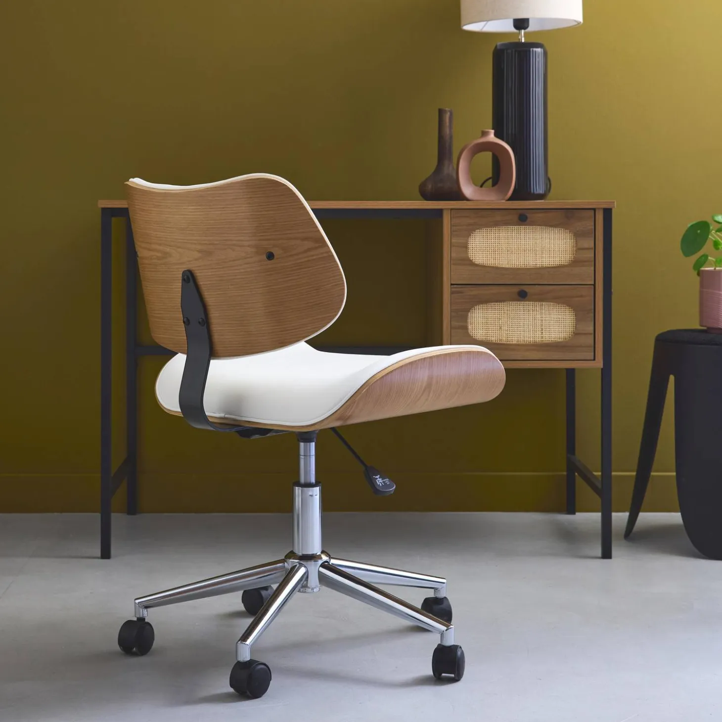 Silla de oficina con ruedas, madera curvada y acabado en polipiel