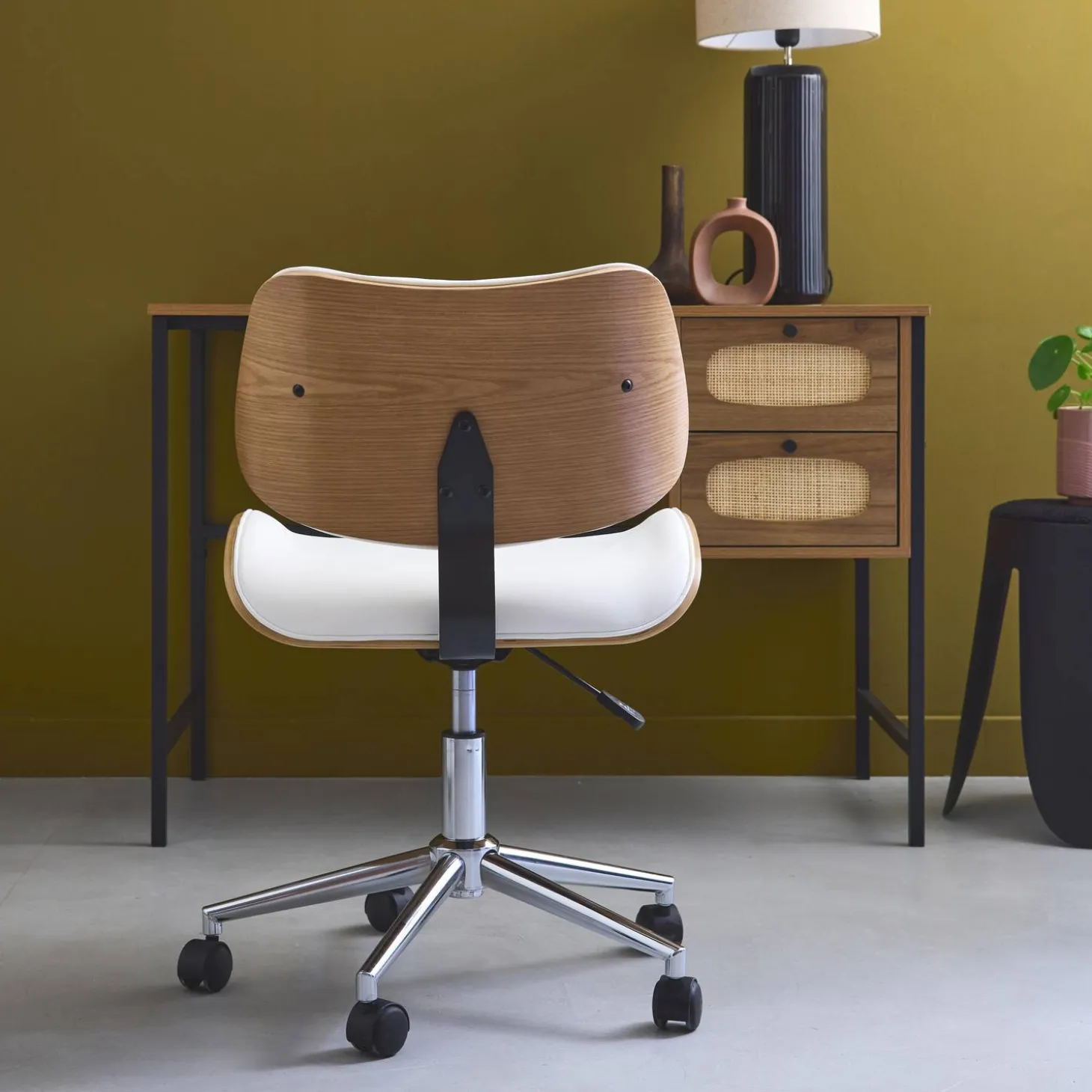 Silla de oficina con ruedas, madera curvada y acabado en polipiel