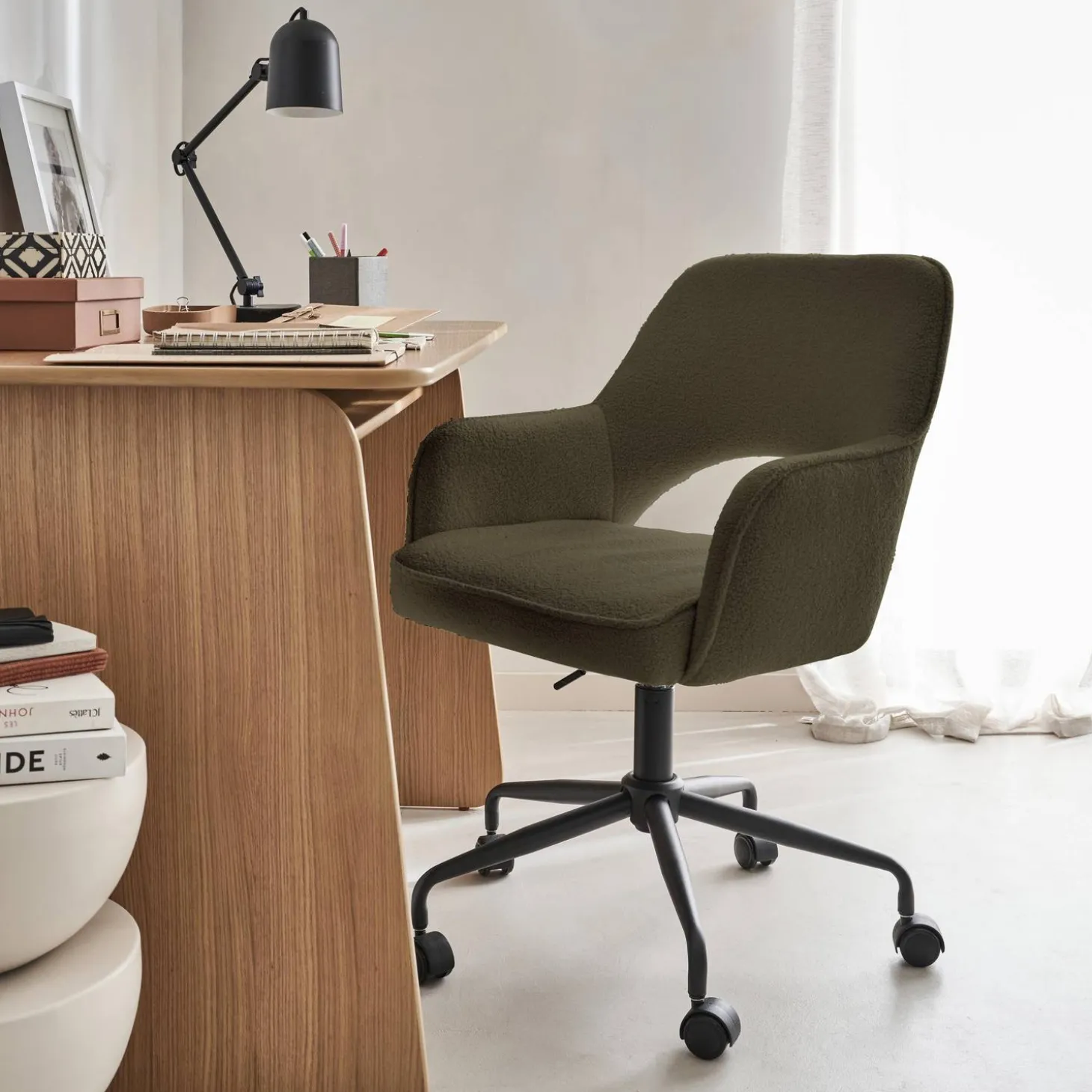 Silla de oficina con ruedas en borreguito y base negra