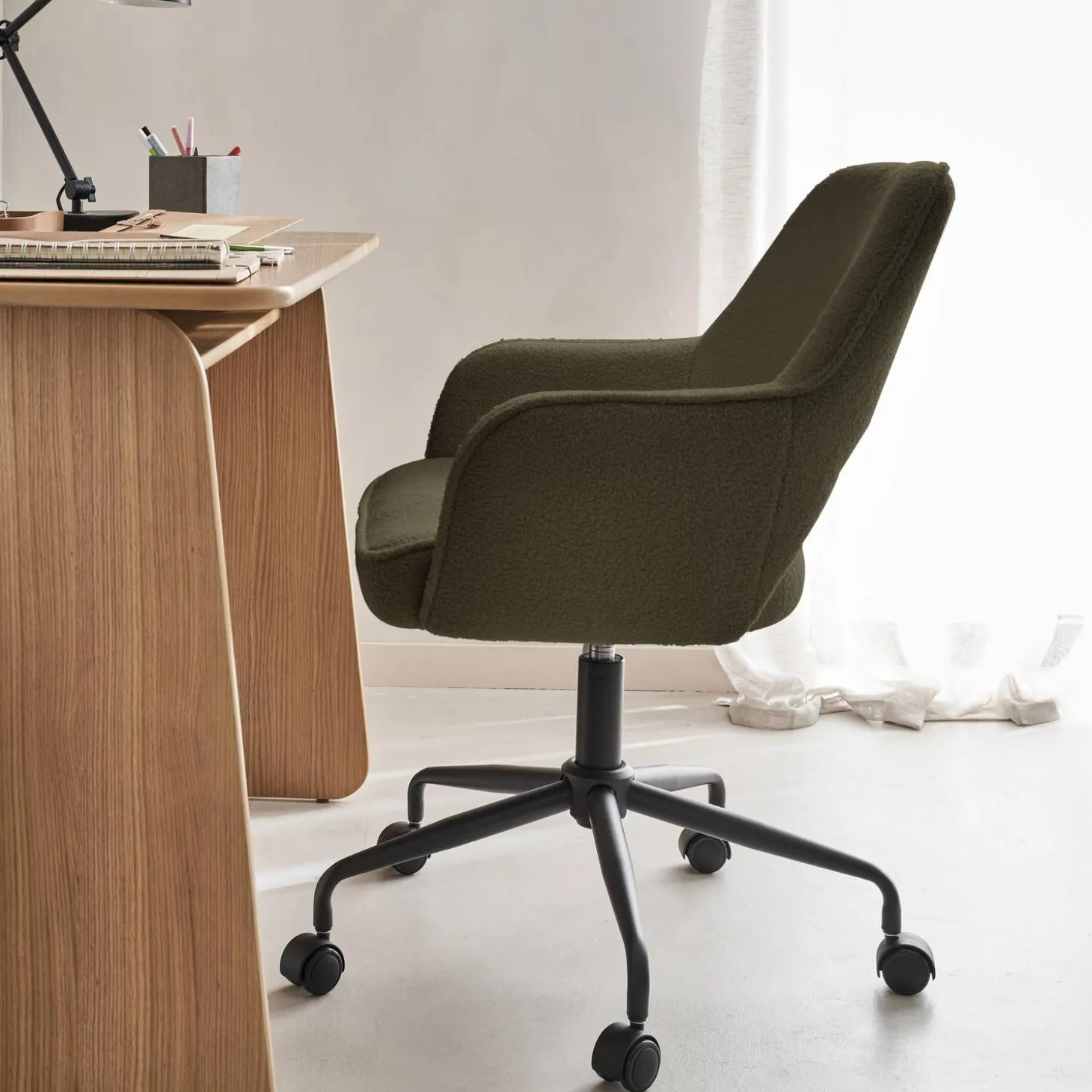 Silla de oficina con ruedas en borreguito y base negra