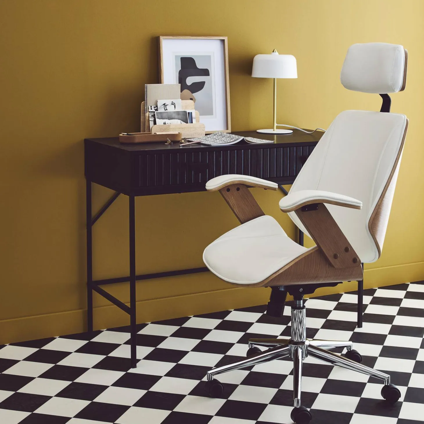 Silla de oficina con ruedas, madera curvada y acabado en polipiel