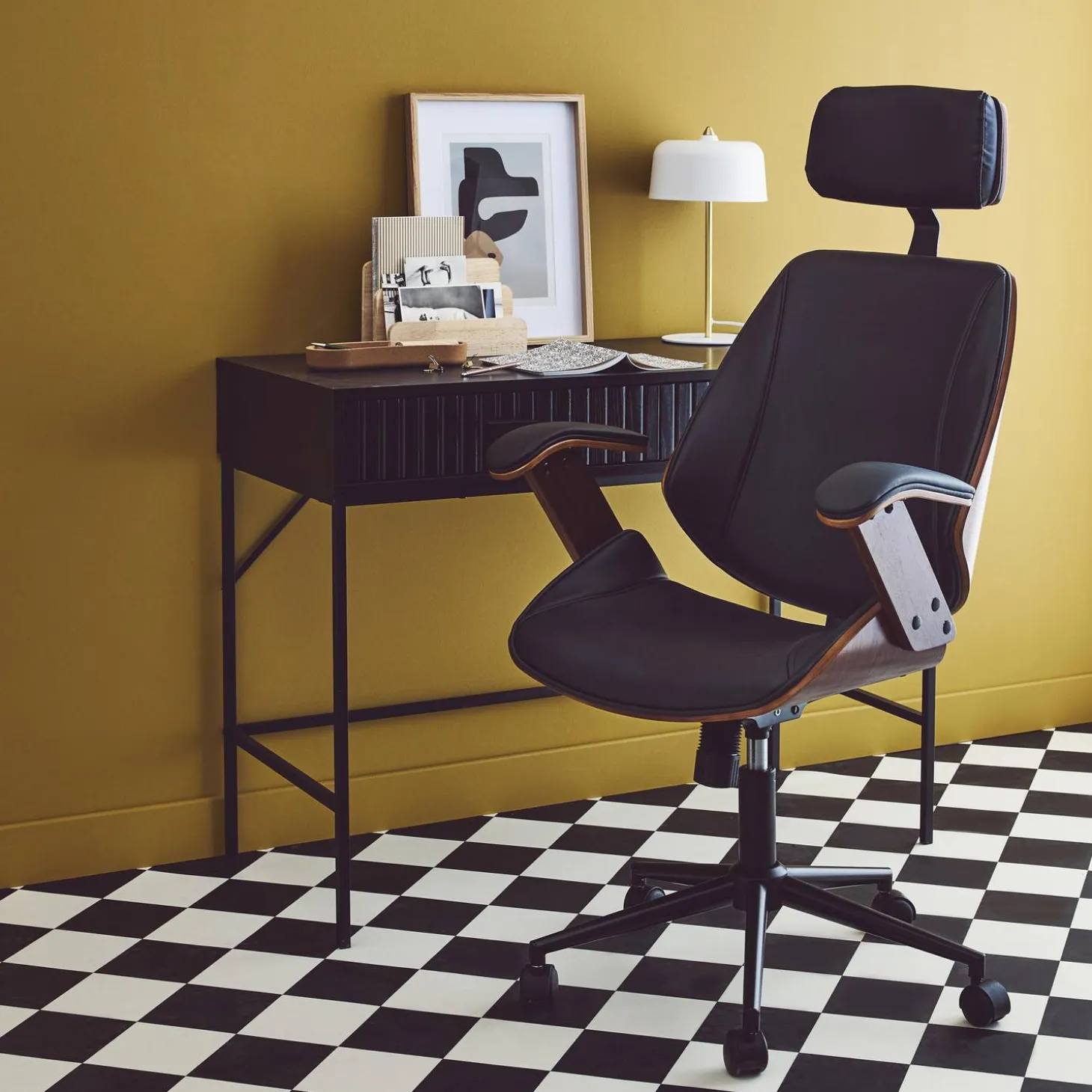Silla de oficina con ruedas, madera curvada y acabado en polipiel