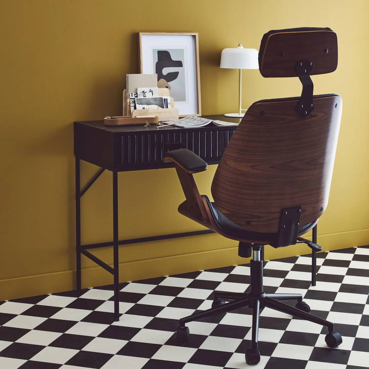Silla de oficina con ruedas, madera curvada y acabado en polipiel