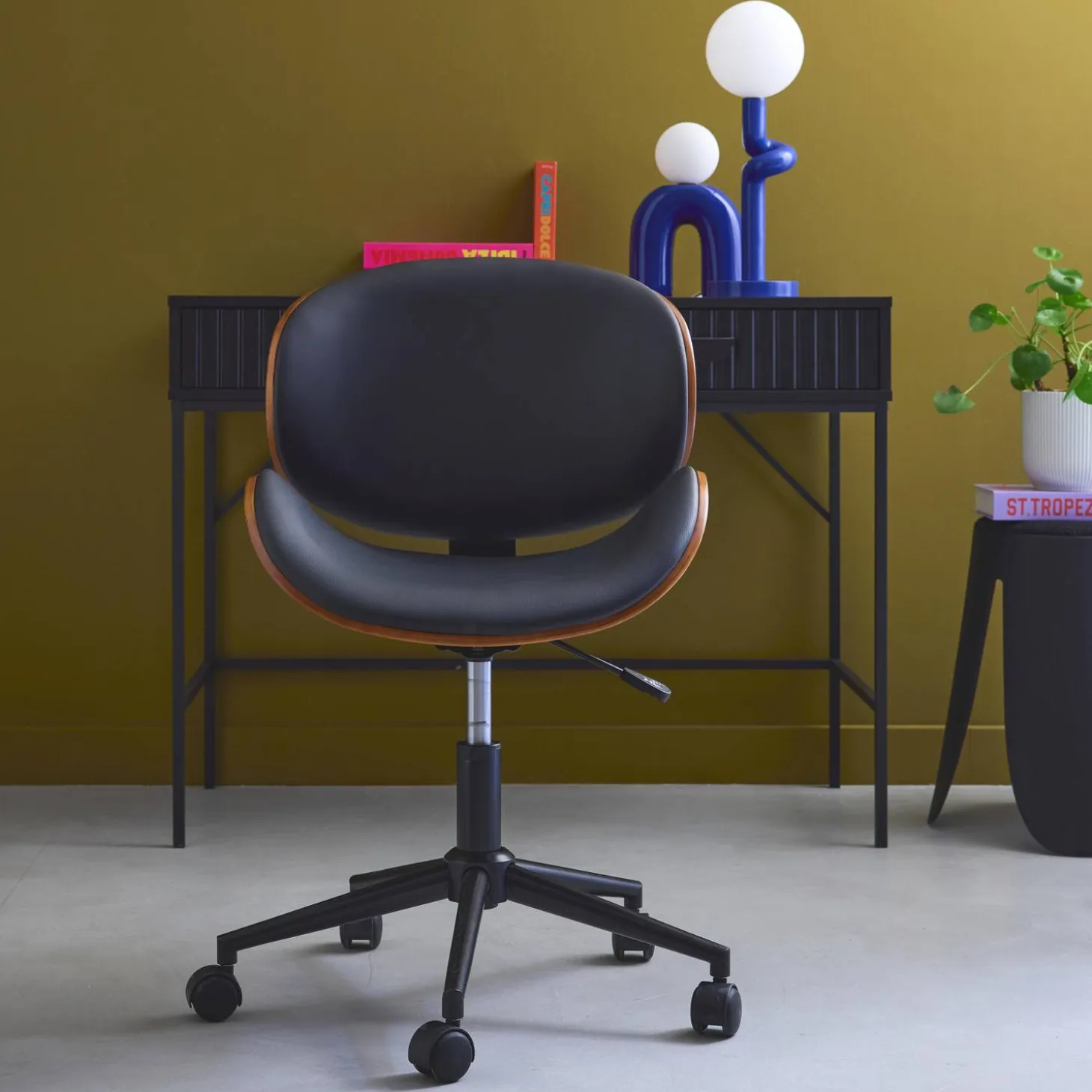 Silla de oficina con ruedas, madera curvada y acabado en polipiel