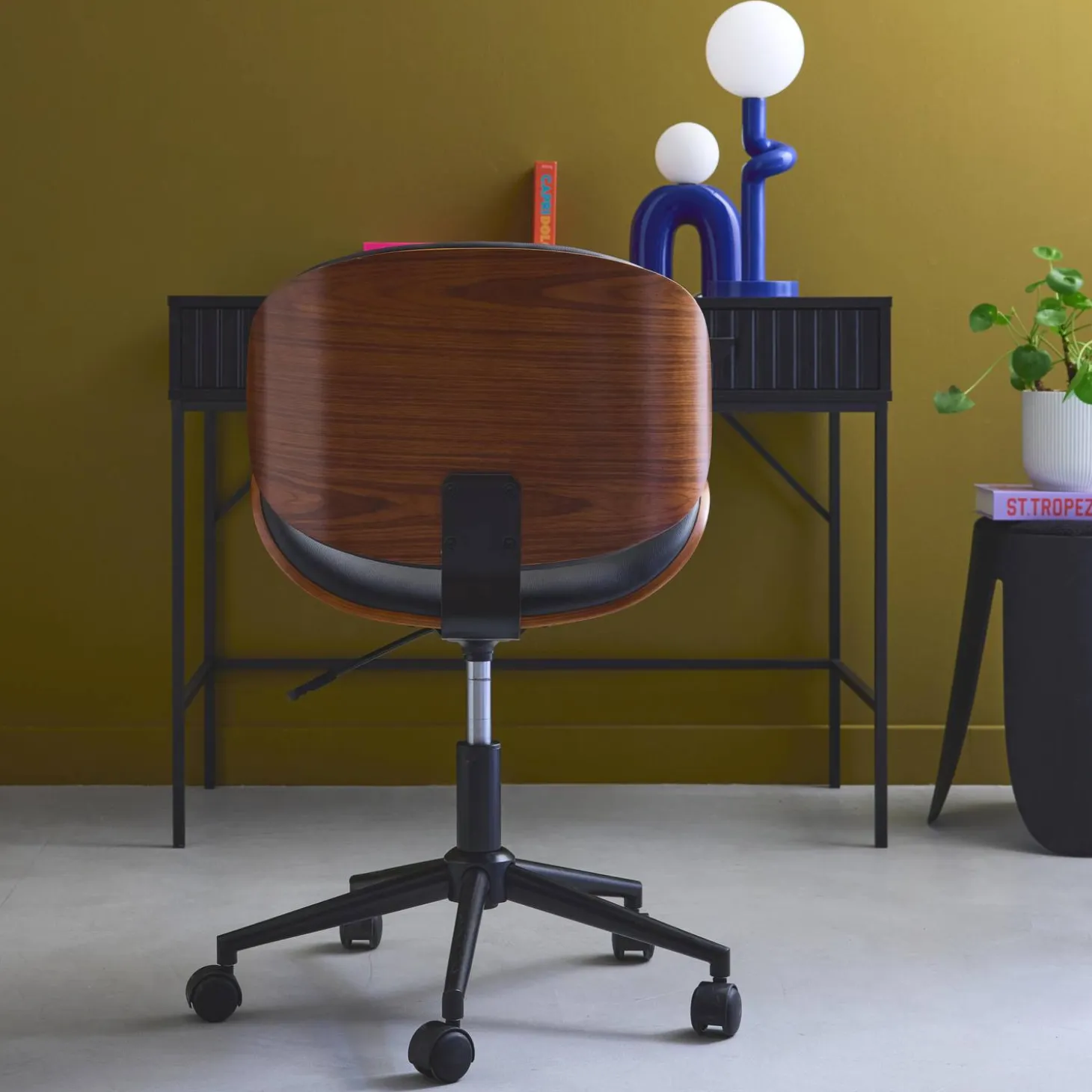 Silla de oficina con ruedas, madera curvada y acabado en polipiel