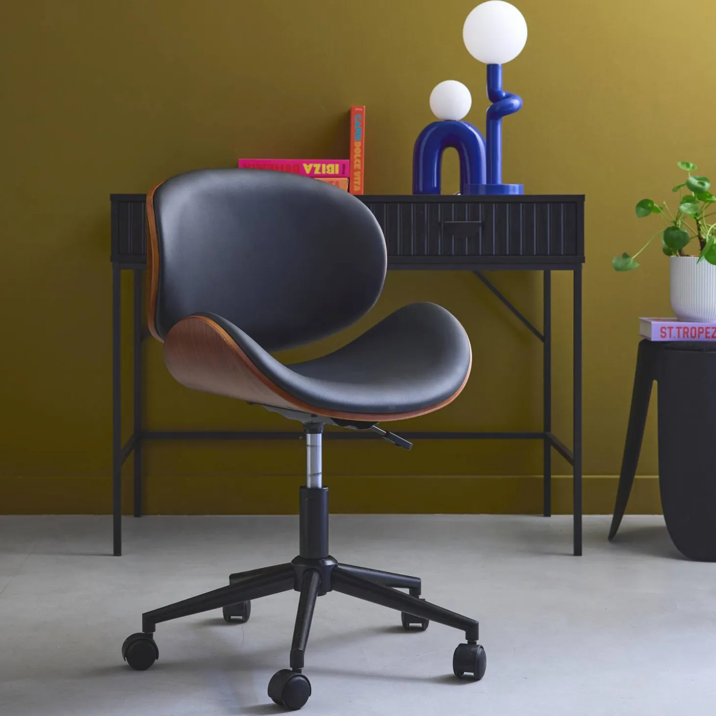 Silla de oficina con ruedas, madera curvada y acabado en polipiel