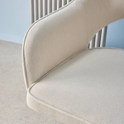 Silla de oficina de pana fina con ruedas y base cromada