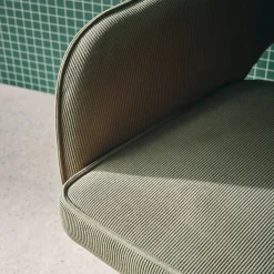 Silla de oficina de pana fina con ruedas y base cromada