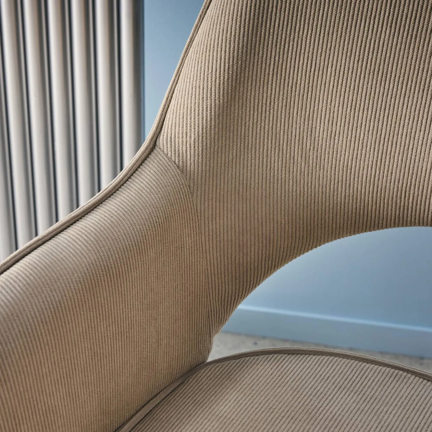 Silla de oficina de pana fina con ruedas y base cromada
