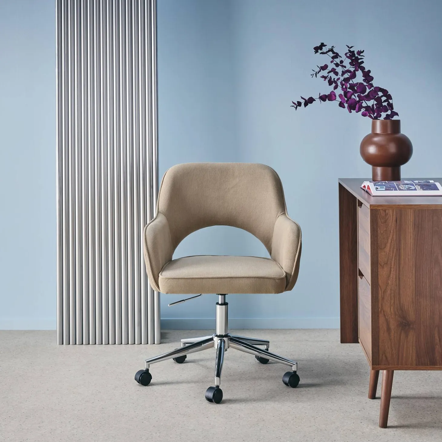 Silla de oficina de pana fina con ruedas y base cromada