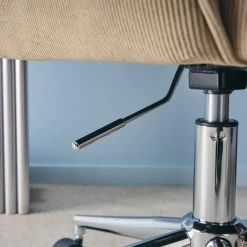 Silla de oficina de pana fina con ruedas y base cromada