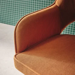 Silla de oficina de pana fina con ruedas y base cromada