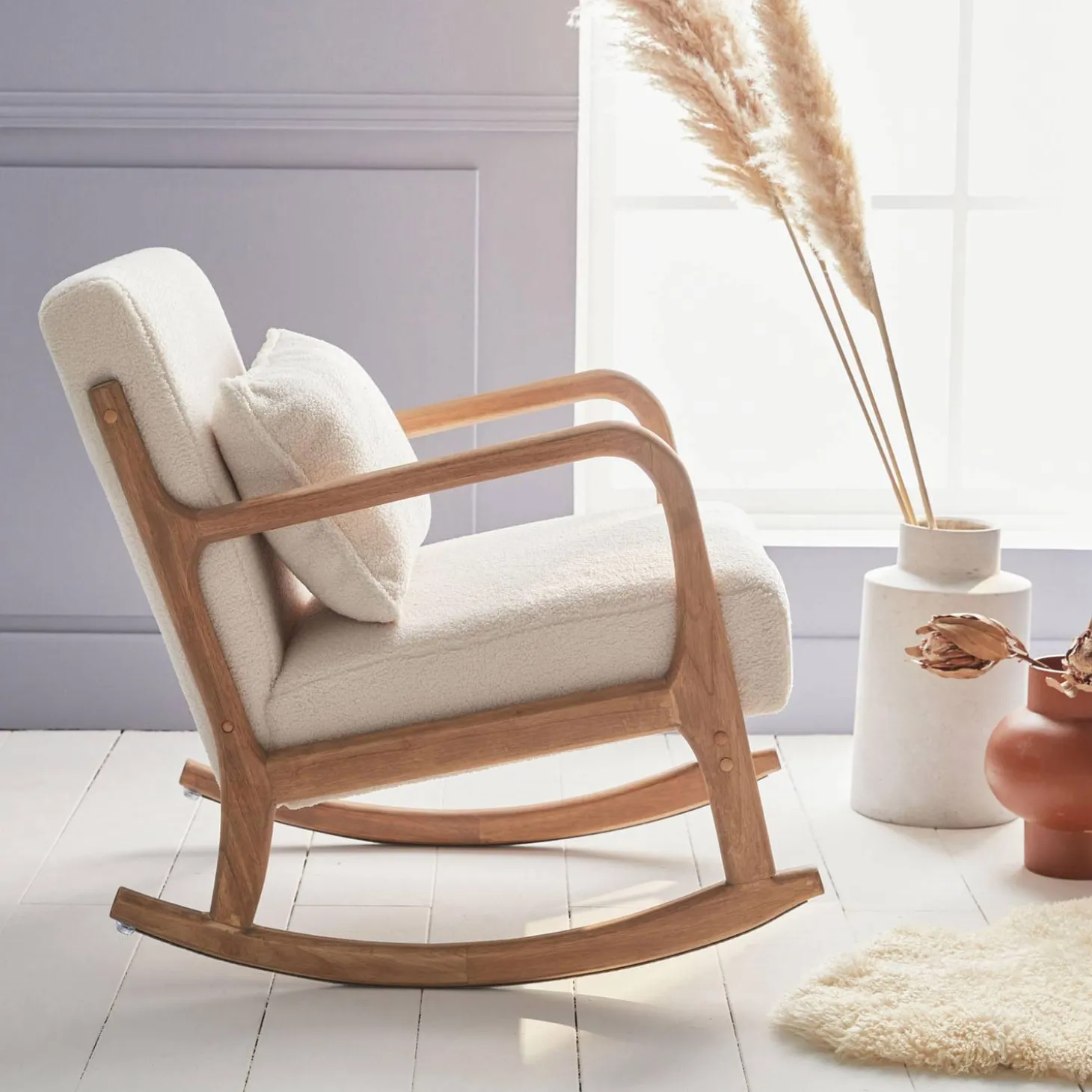 Silla mecedora estilo escandinavo con borreguito