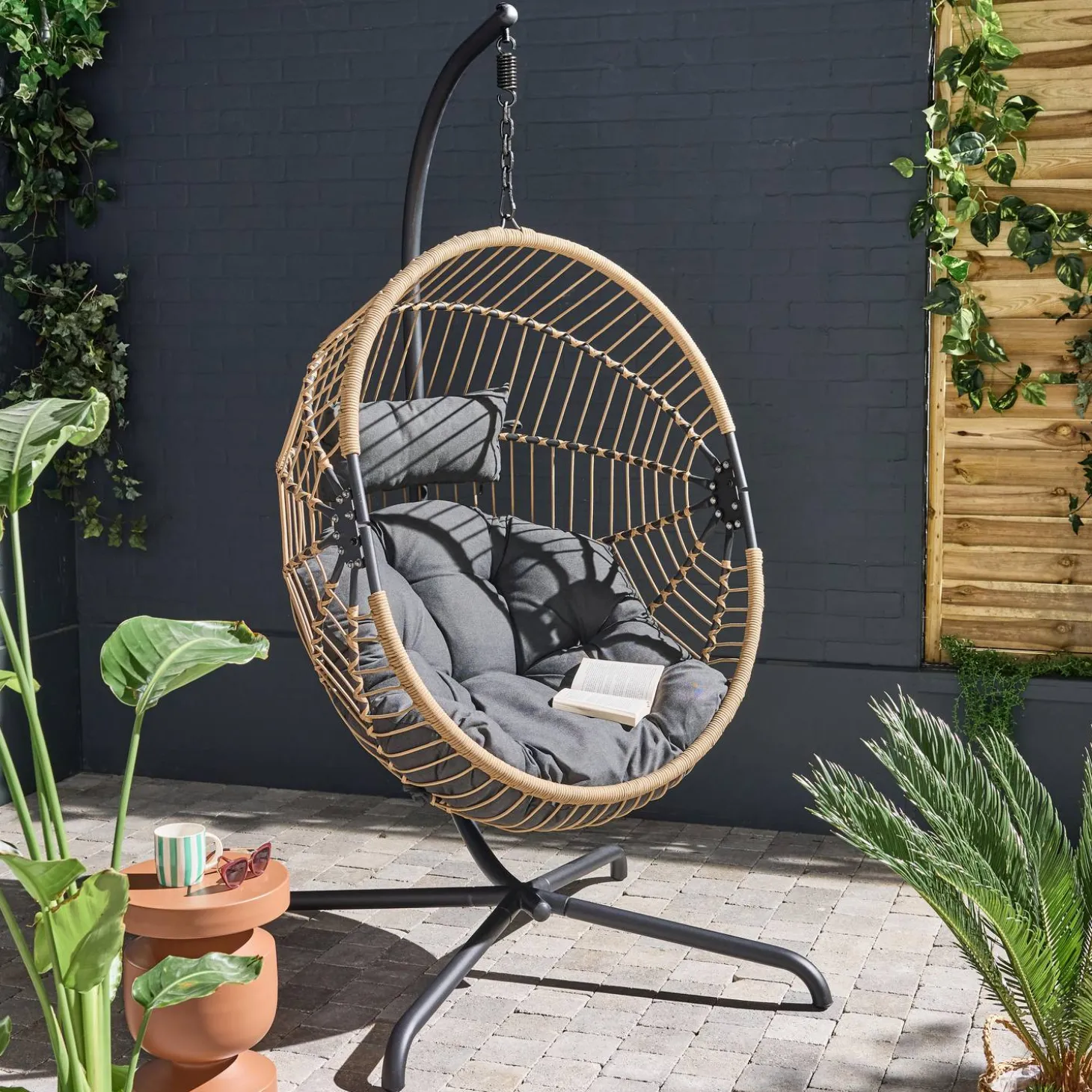 Sillón colgante de jardín tipo huevo de acero y poliéster