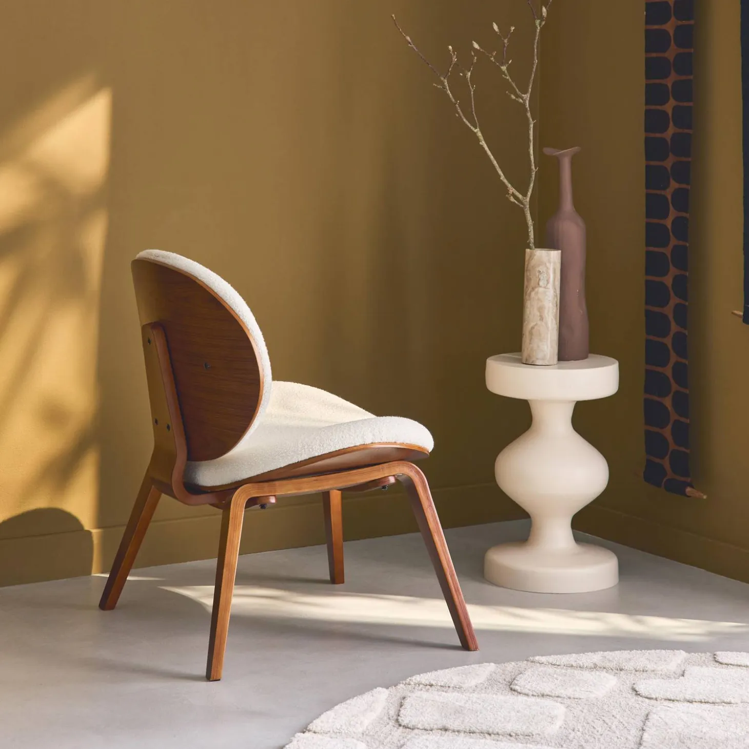 Sillón de madera curvada y borreguito