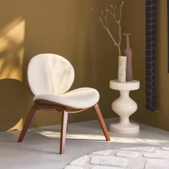 Sillón de madera curvada y borreguito